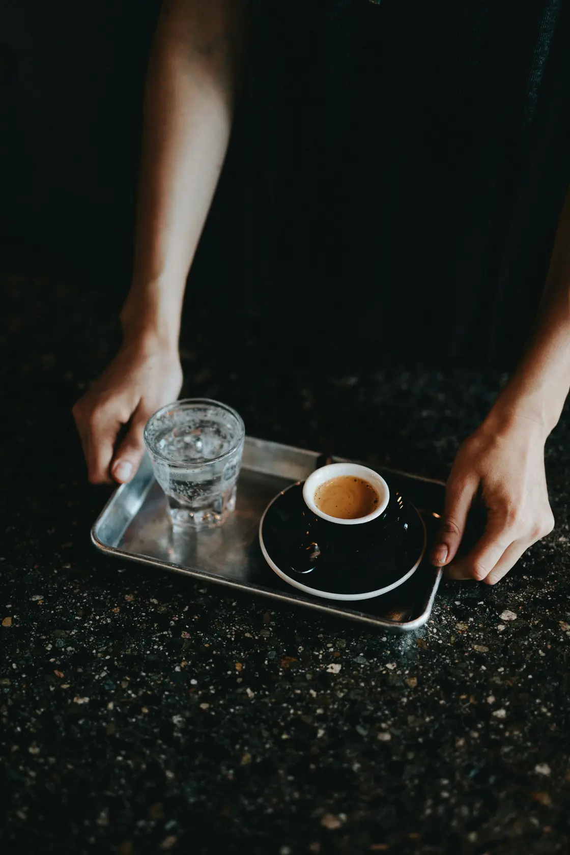 Warum man Wasser zum Kaffee trinken sollte